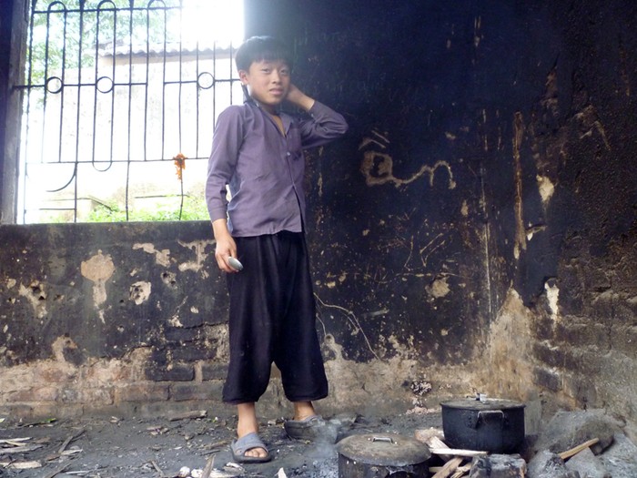 Học sinh bán trú xã Kim Bon "toét mắt" vì khói trong gian bếp đổ nát, siêu vẹo giữa chốn núi rừng